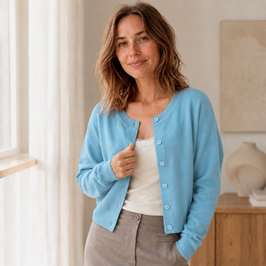 Feinstrick-Cardigan Lou – Kurz mit Rundhals & Knopfleiste