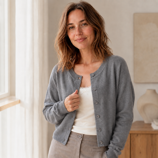 Feinstrick-Cardigan Lou – Kurz mit Rundhals & Knopfleiste