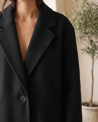 Astrid Mantel in Wolloptik oversized – Schwarz