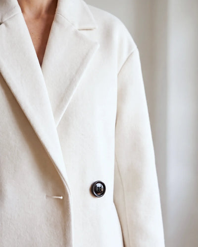 Astrid Mantel in Wolloptik oversized – Weiß