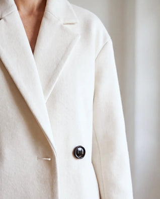 Astrid Mantel in Wolloptik oversized – Weiß