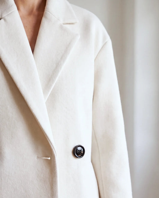 Astrid Mantel in Wolloptik oversized – Weiß