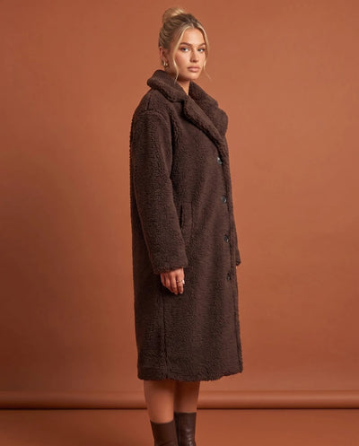 Delphine Teddymantel lang – Kaffeebraun