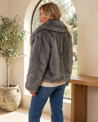 Beatrix Kurzjacke aus Kunstfell mit Schalkragen – Grau