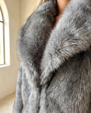 Beatrix Kurzjacke aus Kunstfell mit Schalkragen – Grau