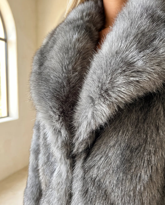 Beatrix Kurzjacke aus Kunstfell mit Schalkragen – Grau