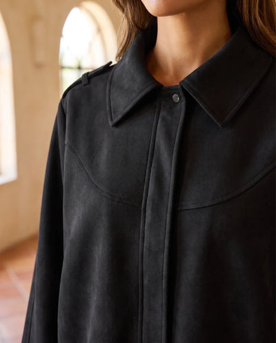 Hadley Hemdjacke in Wildlederoptik oversized – Schwarz