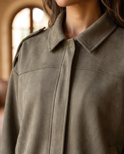 Hadley Hemdjacke in Wildlederoptik oversized – Grün