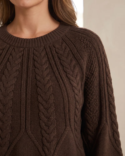 Isla Zopfstrickpullover mit Rundhals – Kaffeebraun