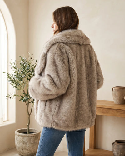 Fleur Mantel aus Plüsch-Kunstfell – Taupe