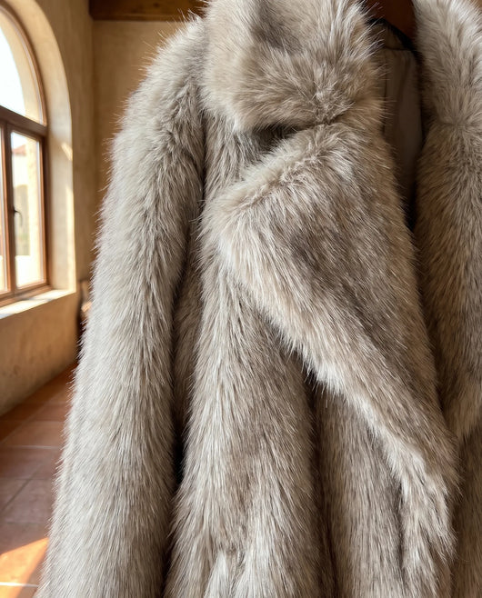 Fleur Mantel aus Plüsch-Kunstfell – Taupe