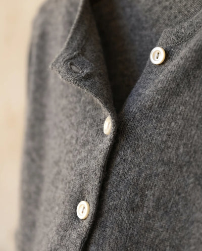Rosalind Strickjacke mit asymmetrischer Knopfleiste – Anthrazit