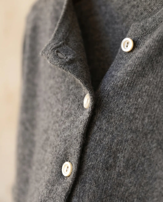 Rosalind Strickjacke mit asymmetrischer Knopfleiste – Anthrazit